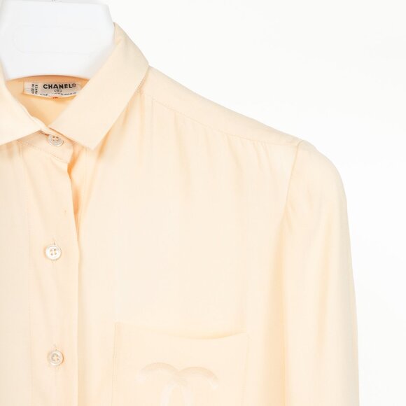 Chanel 70's-Vintage Cream Silk CC-Pocket Buttoned Blouse - Picture 4 of 9